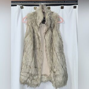 Me Jane Faux Fur Vest in Light Gray